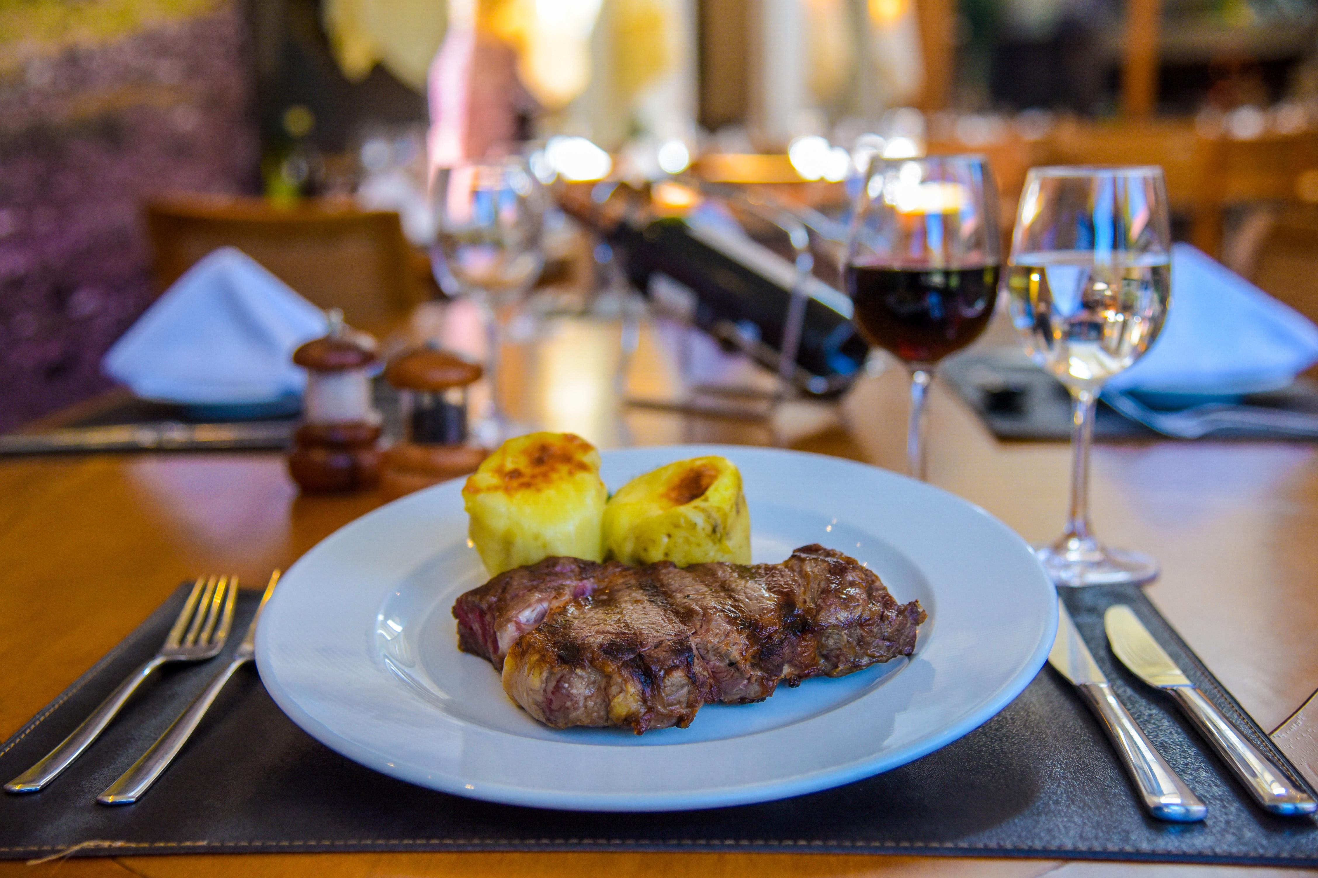 Wish Serrano Resort Gramado Luaran gambar A steak with baked apples