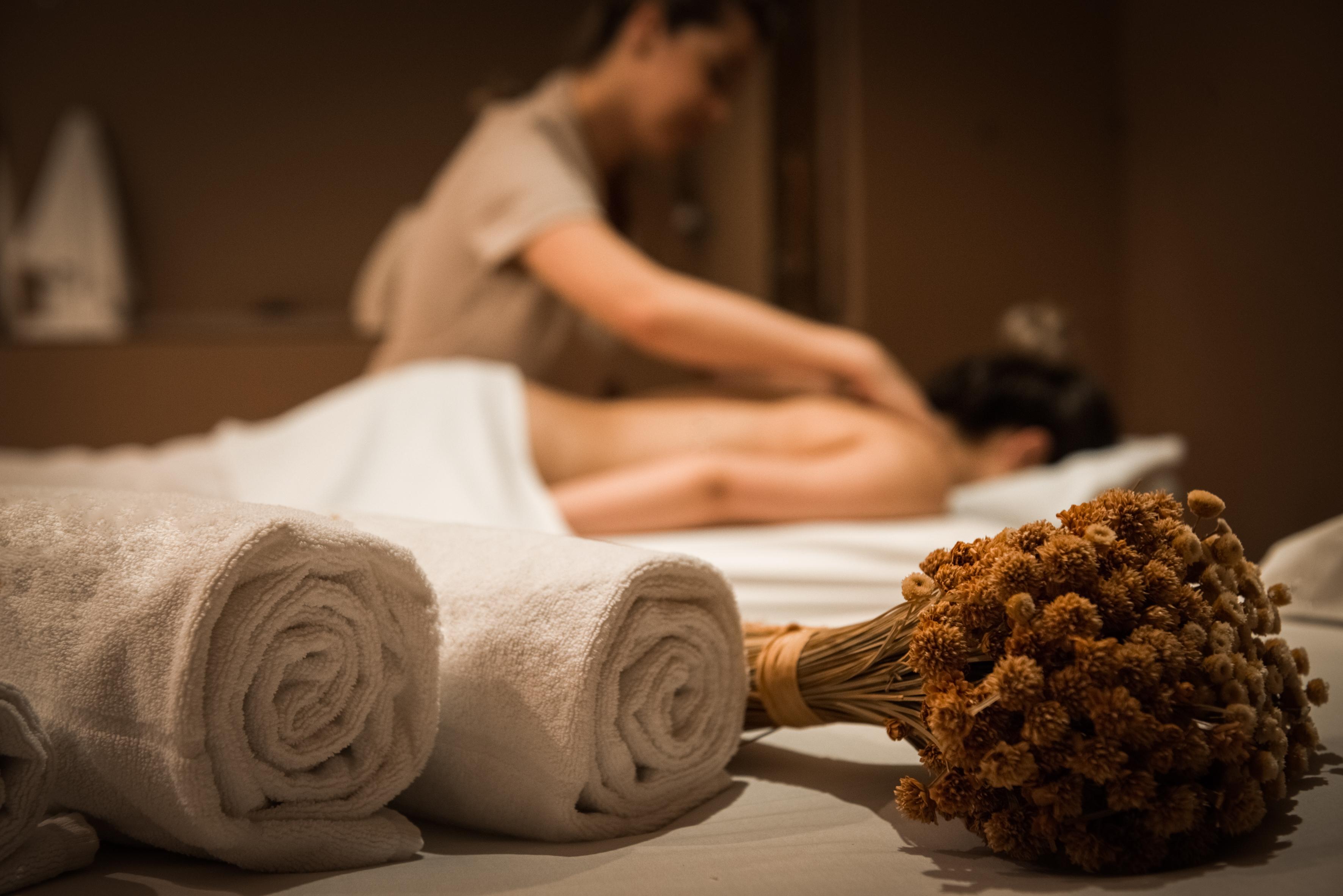 Wish Serrano Resort Gramado Luaran gambar A woman receiving a massage
