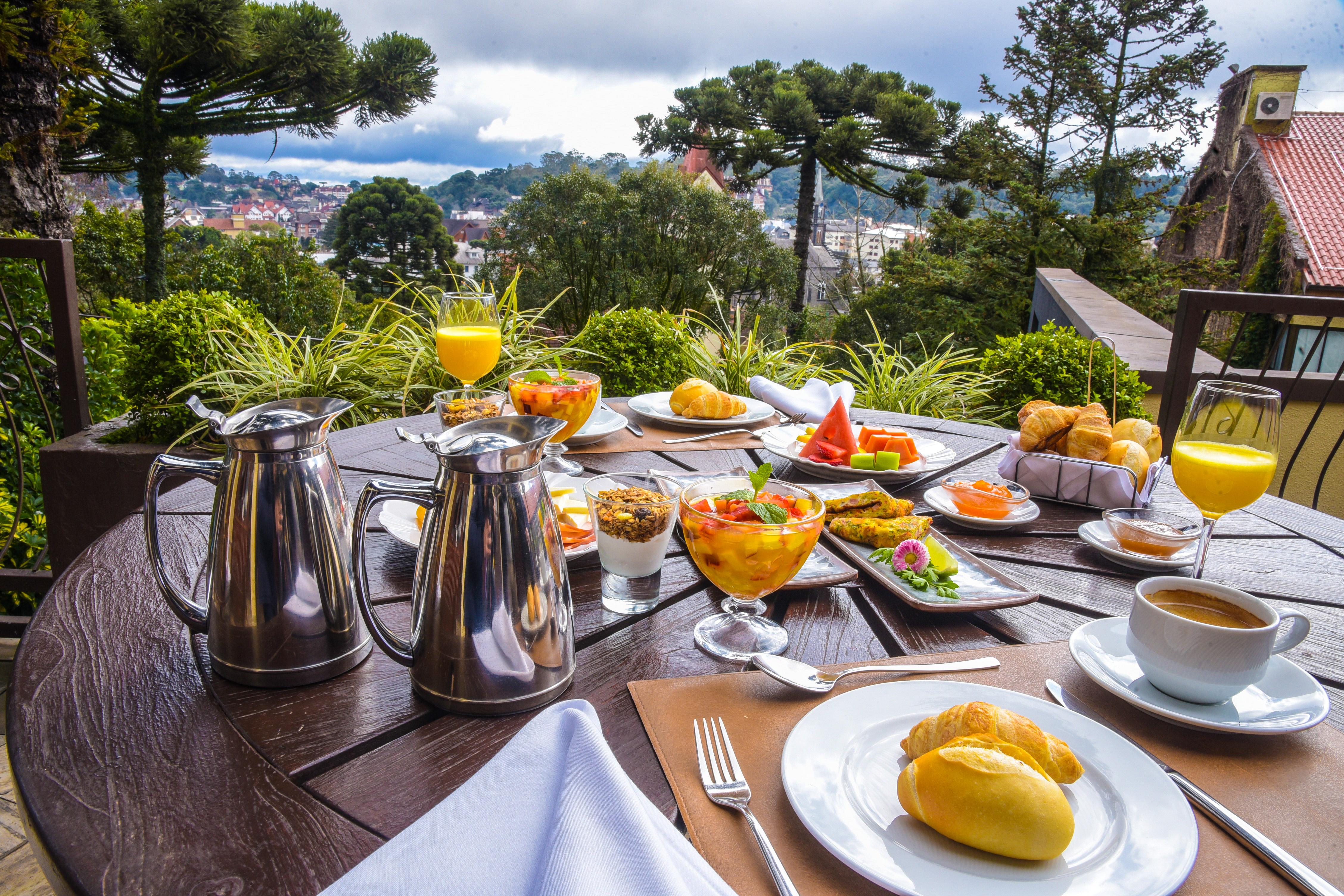 Wish Serrano Resort Gramado Luaran gambar Breakfast at the hotel