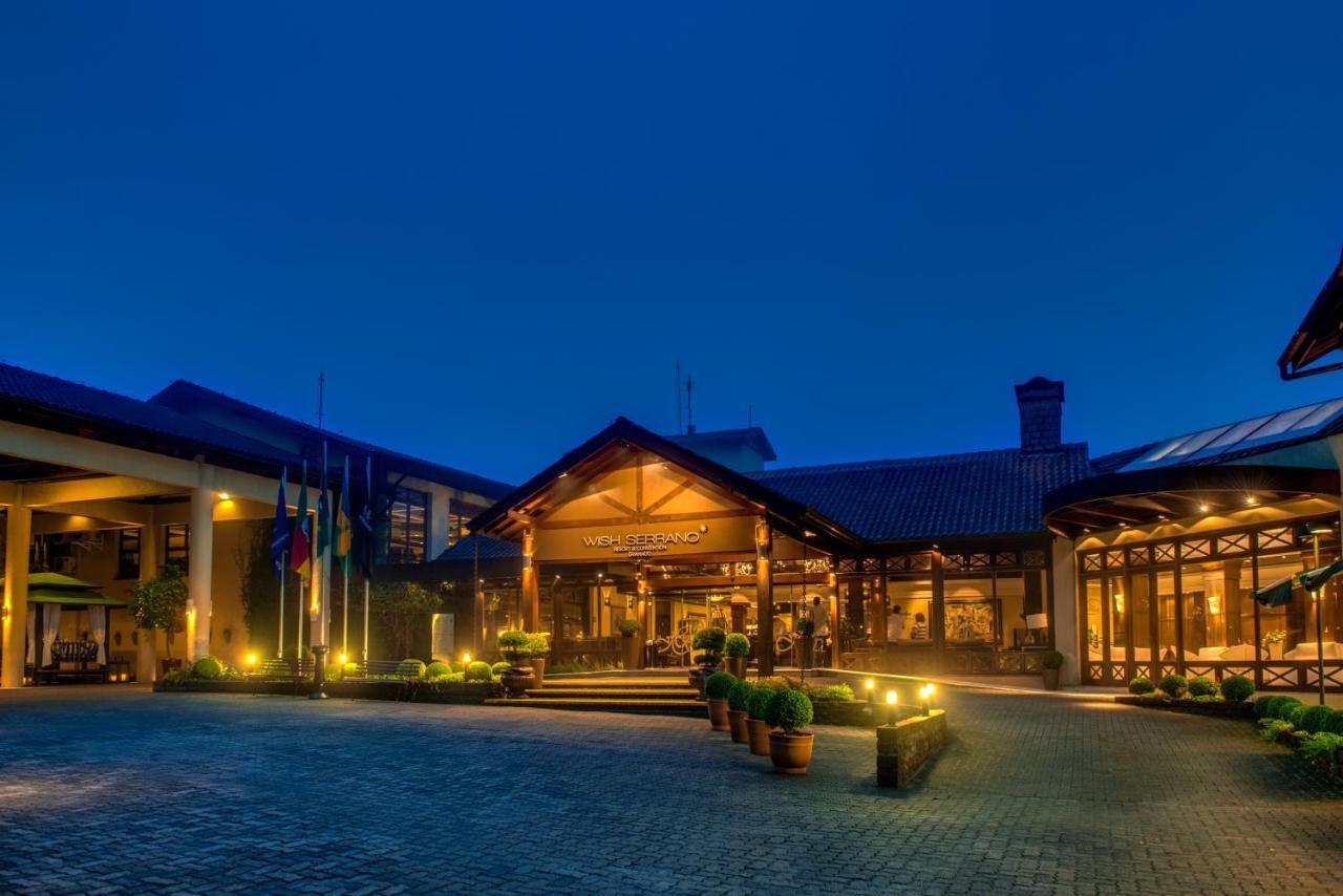 Wish Serrano Resort Gramado Luaran gambar The hotel at night